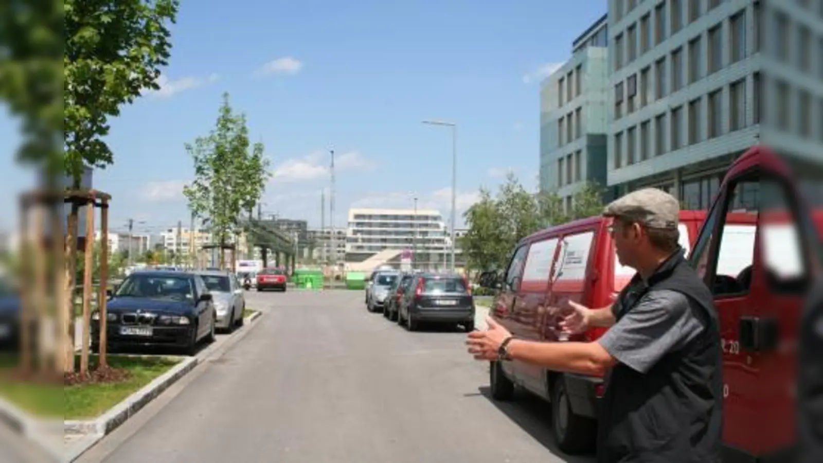 Es wird eng am Max-Friedländer-Bogen, wenn dort Busse  parken, zeigt Robert Huber. Die Ausfahrten zu den Tiefgaragen würden dann blockiert, monieren er und Mitbewohner. (Foto: tg)