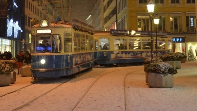 Mit einer weihnachtlich dekorierten Tram geht&#39;s heuer wieder durch die Altstadt. (Foto: MVG )