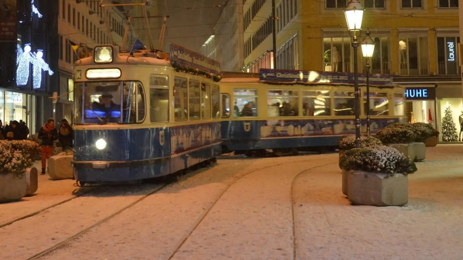 Mit einer weihnachtlich dekorierten Tram geht&#39;s heuer wieder durch die Altstadt. (Foto: MVG )