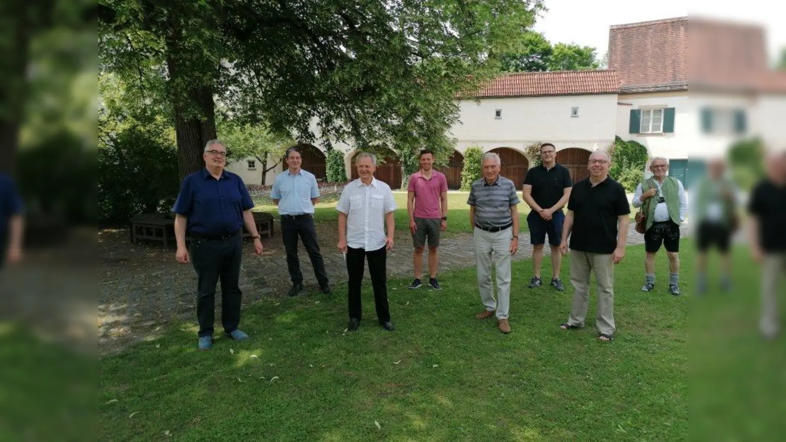 Gemeinsam stehen (von links) Robert Kirchinger, Max Faltlhauser, Andreas Ellmaier, Michael Exner, Prof. Dr. Johann Wittmann, Michael Kellermann, Johannes Wimmer und Willi Fries im Schlosshof Blutenburg. (Foto: BBV)