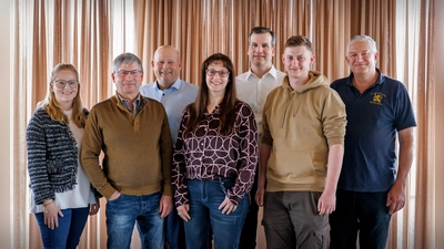 Gemeinsam erfolgreich: Die HEINZ Gruppe ehrte langjährige und erfolgreich ausgebildete Mitarbeiter (v.l.): Gloria Heinz, Johann Schmid, Otto Heinz, Birgit Forster, Josef Heinz, Florian Briglmeier, Ernst Möwes. (Foto: HEINZ)