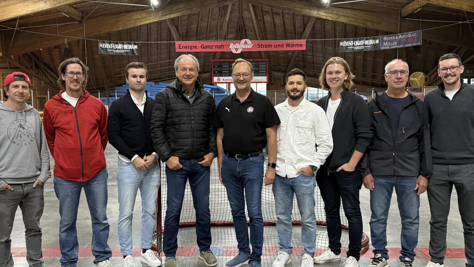 Die neuen-alten Vorstände samt Hauptausschuss-Mitglieder (v.l.) Sean Simpson (Abt. Eishockeynachwuchs), Martin Sauter (Abt. Eishockeynachwuchs), Marinus Schunda (Schatzmeister), Engelbert Remiger (3. Vorstand), Sascha Kaefer (Präsident), Ferdinand Bacher (2. Vorstand), Thomas Huber jun. (Schriftführer), Max Kreitmaier (Sportwart 1. Mannschaft) und Marc Kerndl (Sportlicher Leiter). (Foto: smg)