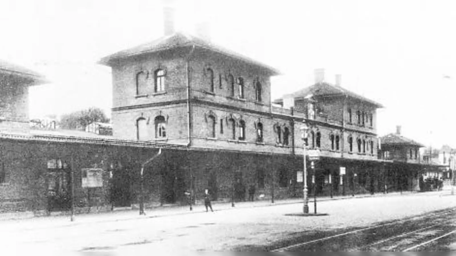 Ab 1891 dampfte die Isartalbahn ab Thalkirchen nach Großhesselohe und Wolfratshausen und brachte die Münchner zu ihren Ausflugszielen. Anfangspunkt der Strecke war erst ab 1892 der zwei Kilometer weiter im Stadtgebiet liegende Münchner Isartalbahnhof an der Schäftlarnstraße. Im Mai 1964 fuhr hier zum letzten Mal ein Zug ab. In dem Bahnhofsgebäude sind heute die Johanniter untergebracht.