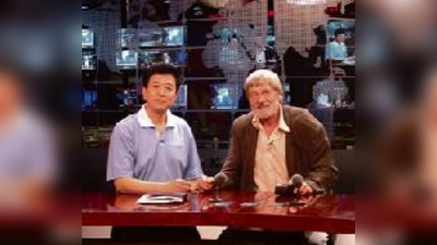 Zwei Welten, zweimal Bernhard Ganter: Links als Gast in einer chinesischen Fernsehsendung, rechts in seiner privaten Welt in Dietersheim.  (Foto: Privat, ks)