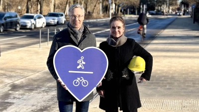Baureferentin Dr.-Ing. Jeanne-Marie Ehbauer und Mobilitätsreferent Georg Dunkel zeigen Herz bei der Eröffnung des 1. Bauabschnitts der Karl-Theodor-Straße: Die Stadt geht mit der fußgänger- und radfahrerfreundlichen Umgestaltung wieder einen Schritt in Richtung „Vision Zero”. (F.: Baureferat )