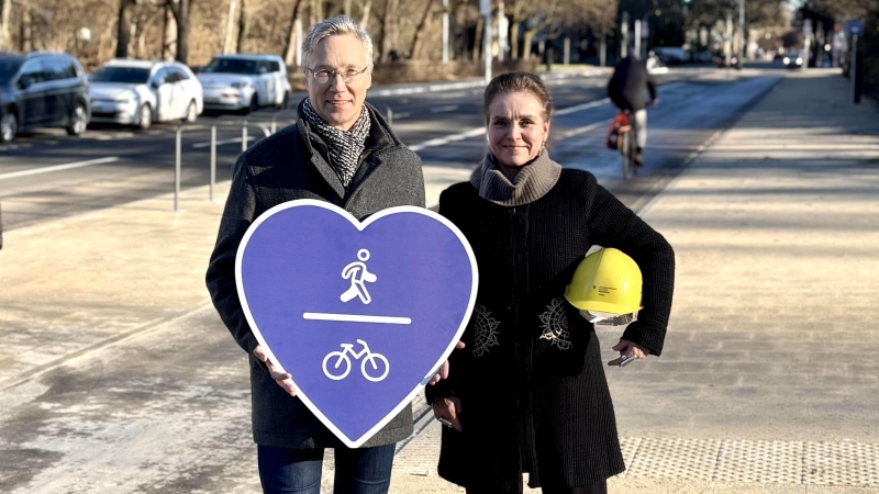 Baureferentin Dr.-Ing. Jeanne-Marie Ehbauer und Mobilitätsreferent Georg Dunkel zeigen Herz bei der Eröffnung des 1. Bauabschnitts der Karl-Theodor-Straße: Die Stadt geht mit der fußgänger- und radfahrerfreundlichen Umgestaltung wieder einen Schritt in Richtung „Vision Zero”. (F.: Baureferat )