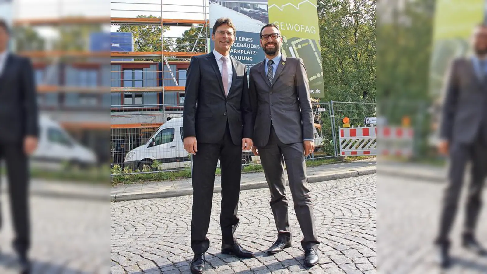 Dr. Klaus-Michael Dengler, Sprecher der Geschäftsführung der GEWOFAG und Michael Hardi, Ressortleiter Bau vor der Baustelle am Dantebad. 	 (Foto: VA)