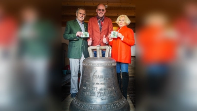 Karin Eigeldinger und Karl-Heinz Zenker (links) übergaben die Spende an Uwe Rüddenklau. (Foto: Oliver & Tabea Scholz)