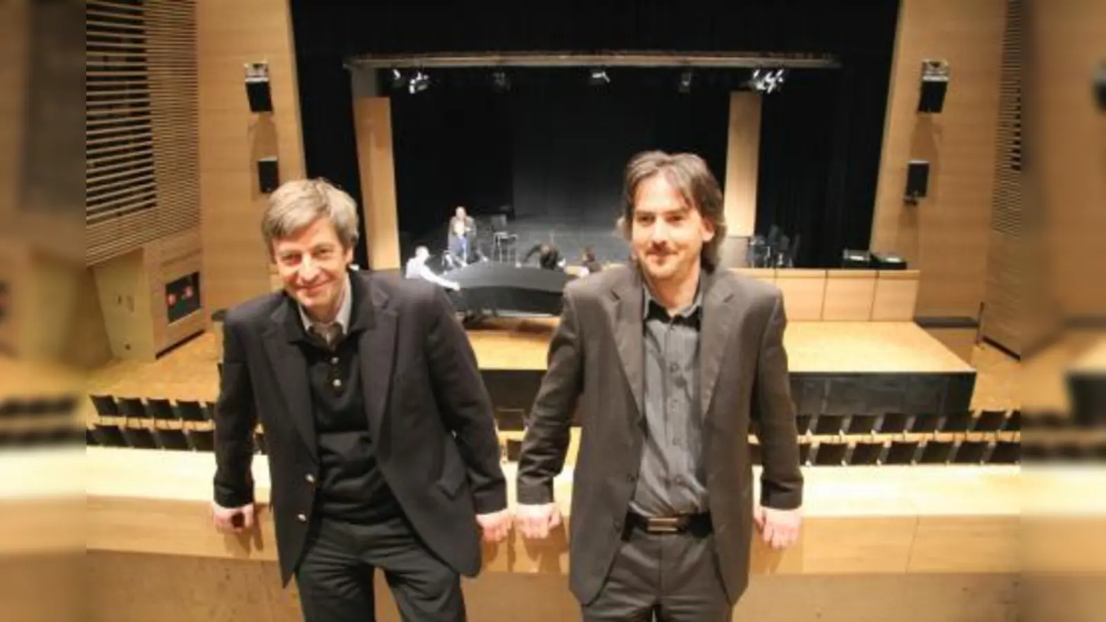 Architekt Michael Bracke (re) und Oberbauleiter Christian Schneider freuten sich über den großen Anklang, den ihre Führung durch das Gebäude fand. Jeweils zweimal rund 70 Interessenten zeigten sie Räume und technische Besonderheiten des Kupferhauses. (Foto: US)