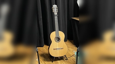 Begleitet von seiner Gitarre, wird Gernod Schmidt den Liederabend gestalten. (Foto: hw)
