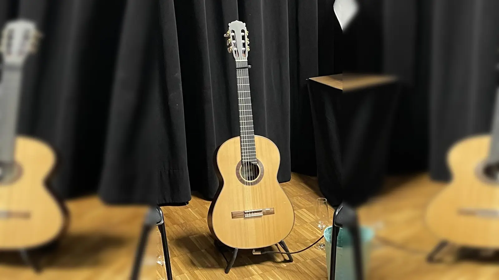 Begleitet von seiner Gitarre, wird Gernod Schmidt den Liederabend gestalten. (Foto: hw)