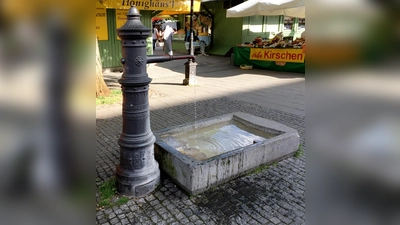 Ausgewiesene Trinkbrunnen (hier der Honigbrunnen am Viktualienmarkt) gibt es in München bisher nur in der Altstadt. Auch in Obergiesing wäre Bedarf, meinen die Grünen im Bezirksausschuss 17. (Foto: Peterf (https://creativecommons.org/licenses/by-sa/4.0/legalcode))