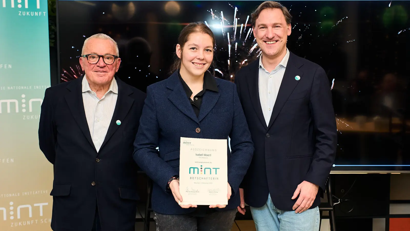 Thomas Sattelberger, Gründer „MINT Zukunft schaffen”, <br>Isabel Moertl, Pädagogin und MINT-Beauftragte EmiLe und Benjamin Gesing (v.l.) bei der Verleihung. (Foto: Fabian Vogel)