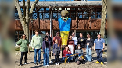 Als Zeichen der Solidarität mit der Ukraine wurde die Statue der Louise Schröder vor dem Haupteingang von den Schülerinnen und Schülern der SMV in blau und gelb dekoriert.<br> (Foto: LSG)