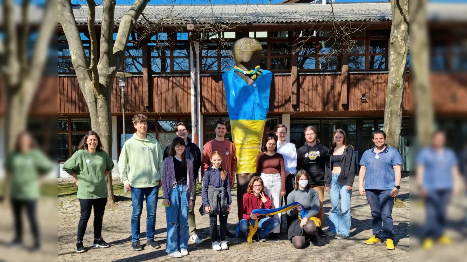 Als Zeichen der Solidarität mit der Ukraine wurde die Statue der Louise Schröder vor dem Haupteingang von den Schülerinnen und Schülern der SMV in blau und gelb dekoriert.<br> (Foto: LSG)