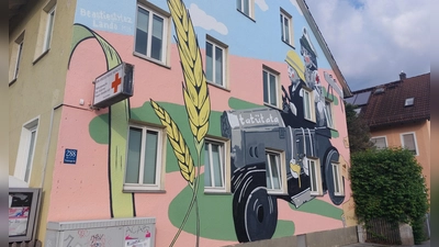 Das Motiv zeigt in seiner Bildsprache die wechselhafte Geschichte des ehemaligen Truderinger Rathauses. (Foto: bas)