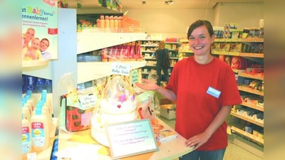 Katja Schmidt präsentiert die Preise der Baby-Bonus-Aktion, die es in der ersten Projektwoche zu gewinnen gab. Auch in den folgenden Wochen gibt es jeweils Sonderaktionen. (Foto: ls)