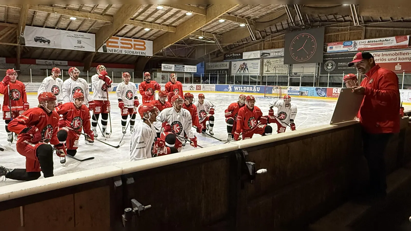 Headcoach Thomas Vogl vom EHC Klostersee (rechts stehend) beim Trainingsauftakt in der Wildbräu-Arena mit seinen Spielern auf dem Eis. (Foto: smg)