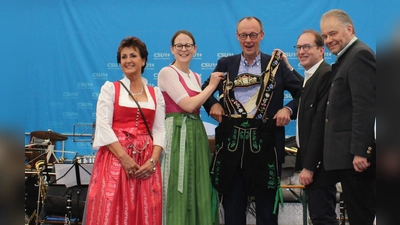 Als Geschenk gab es für Friedrich Merz (Mitte) eine neue Lederhose. Überreicht wurde sie (von links) von Bürgermeisterin Angelika Flock, Bezirksrätin Alexandra Bertl, Bundestagsabgeordneten Alexander Dobrindt und Landtagsabgeordneten Harald Kühn. (Foto: Leopold Hahn)