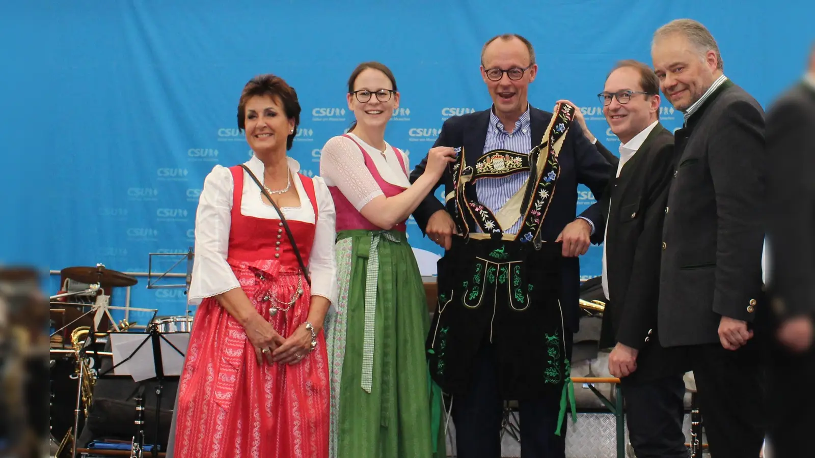 Als Geschenk gab es für Friedrich Merz (Mitte) eine neue Lederhose. Überreicht wurde sie (von links) von Bürgermeisterin Angelika Flock, Bezirksrätin Alexandra Bertl, Bundestagsabgeordneten Alexander Dobrindt und Landtagsabgeordneten Harald Kühn. (Foto: Leopold Hahn)