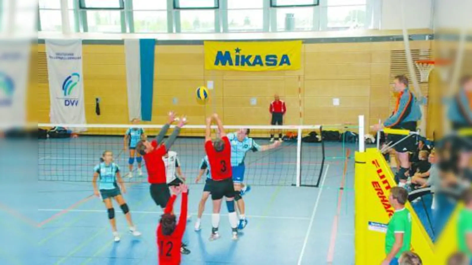 Spannende Volleyball-Spiele bekamen die Zuschauer im Sprotpark Nymphenburg zu sehen. (Foto: pi)