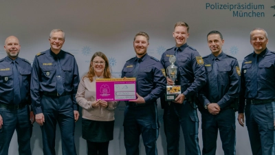 Vertreter des Polizeipräsidiums München übergaben den symbolischen Spendenscheck an Jessica Pöll von der „Initiative krebskranke Kinder München”. (Foto: Polizei München)