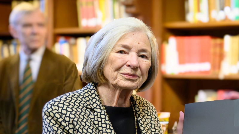 Ursula Männle, Vorsitzende des Vereins Christliche Volkskunst aus aller <br>Welt, und der Generaldirektor des Bayerischen Nationalmuseums, Dr. Frank Matthias Kammel, mit dem Schenkungsvertrag. (Foto: Christliche Volkskunst aus aller Welt e.V.)