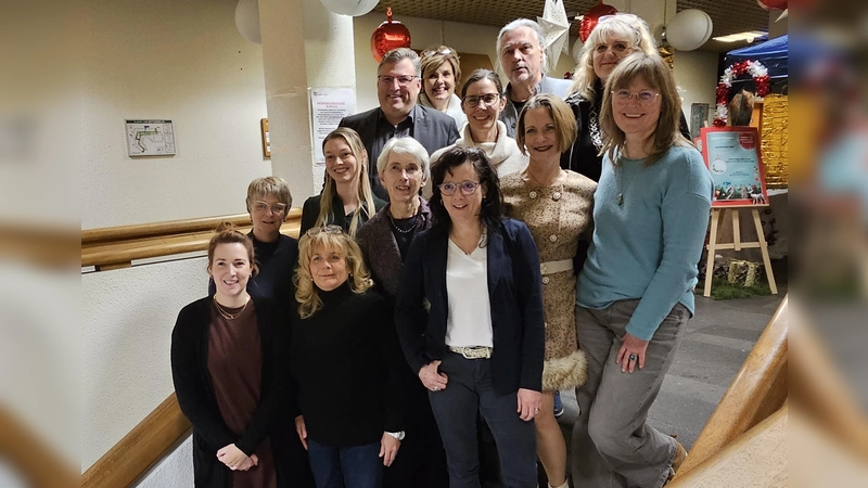 Die Zertifikatsempfänger „Seniorenbegleitung mit Schwerpunkt Demenz“ bei der feierlichen Übergabe im Landratsamt Dachau. (Foto: Landratsamt Dachau, Stefanie Otterbein)