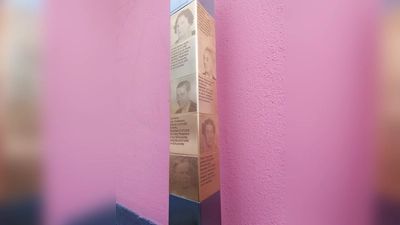 Vor dem Hauseingang erinnert die Stele an die Familie Hecht. (Foto: job)