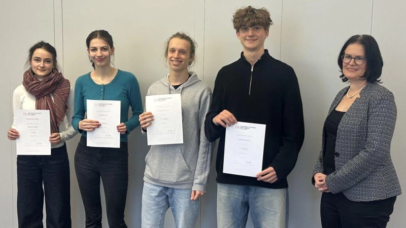Schulleiterin Silvia Duschka (rechts) gratuliert den Preisträgern der zweiten Wettbewerbsrunde im Bundeswettbewerb Mathematik 2025. Von links: Mariane von Stein, Antonia Zerbs, Johannes Jacob und Roman Daugavet. (Foto: MTG)