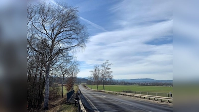Das Foto zeigt an der B 2 westlich Wilzhofen den Bereich, in dem die archäologischen Untersuchungen jetzt angelaufen sind. (Foto: Staatliches Bauamt Weilheim)