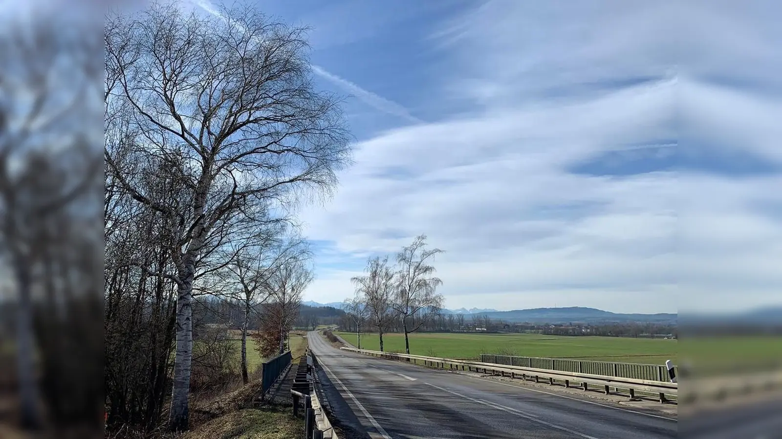Das Foto zeigt an der B 2 westlich Wilzhofen den Bereich, in dem die archäologischen Untersuchungen jetzt angelaufen sind. (Foto: Staatliches Bauamt Weilheim)