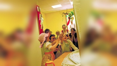 Bei dem Theaterstück „Die kleine Raupe Nimmersatt“ durften die Kinder die Raupe füttern und hatten sichtlich Spaß dabei. (Foto: pi)