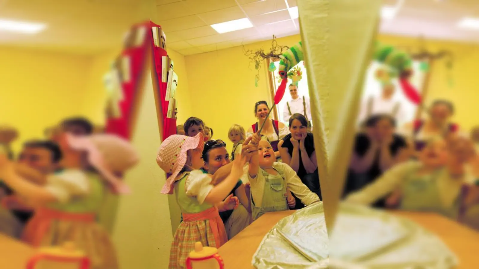 Bei dem Theaterstück „Die kleine Raupe Nimmersatt“ durften die Kinder die Raupe füttern und hatten sichtlich Spaß dabei. (Foto: pi)