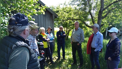 43 Jahre lang war Anton Euringer im Landratsamt Erding verantwortlich für den Naturschutz. Jetzt berichtete er viel Wissenswertes zum Thema „Streuobstwiesen”. (Foto: bro)