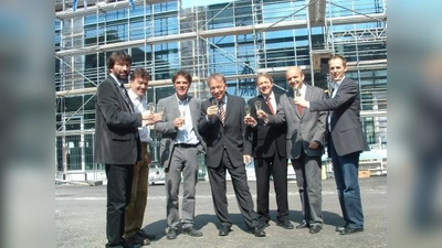 Anstoßen auf das neue Gebäude: v.l. Bernd Grözinger (Geschäftsführer Müller-BBM), Achim Probst (Müller-BBM), Claus Weinhart (BMBW Architekten), Rolf Michelsen (Vorstand Müller-BBM Holding AG), Dr. Edwin Schorer (Geschäftsführer Müller-BBM), Josef Hobelsberger (Geschäftsführer Müller-BBM VibroAkustik) und Stefan Schierer (Müller-BBM). (Foto: bb)