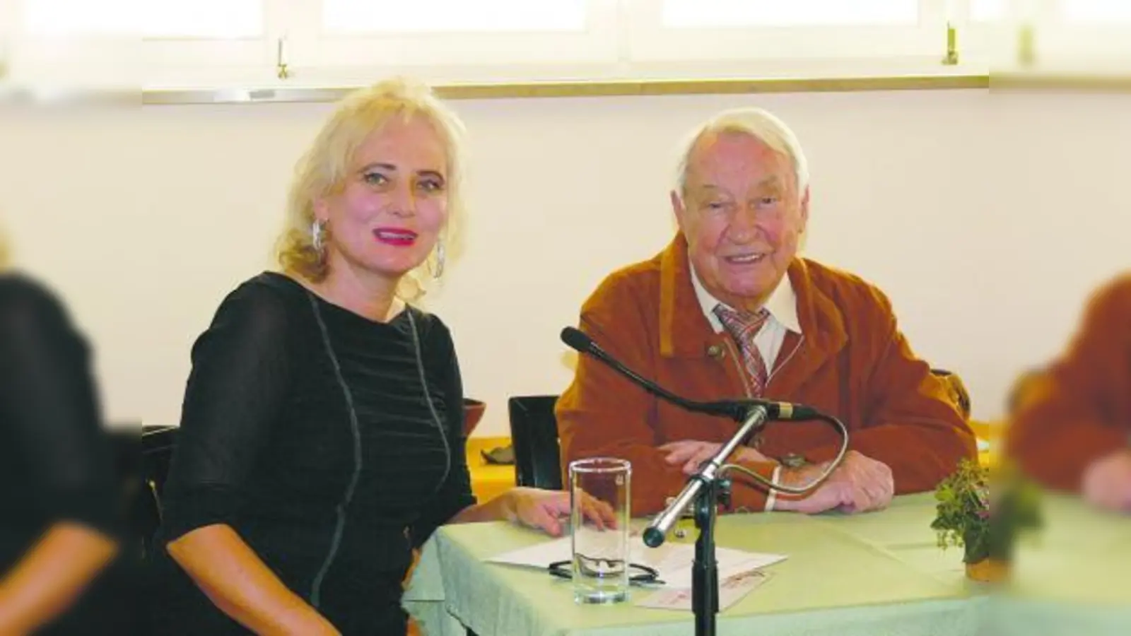 Hugo Strasser (r.) bezauberte Friederike Berger und die Gäste im ASZ mit seinem Charme. (Foto: Peter Güntner)