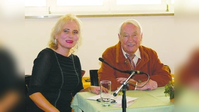 Hugo Strasser (r.) bezauberte Friederike Berger und die Gäste im ASZ mit seinem Charme. (Foto: Peter Güntner)