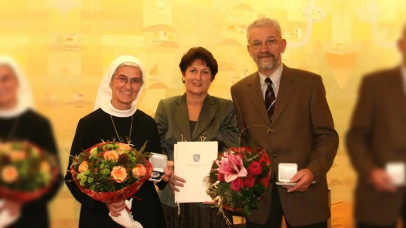 In festlichem Rahmen verlieh Bürgermeisterin Christine Borst (Mitte) die Kraillinger Bürgermedaillen an Schwester Theodolinde Mehltretter und Erich Wolfert. (Foto: US)