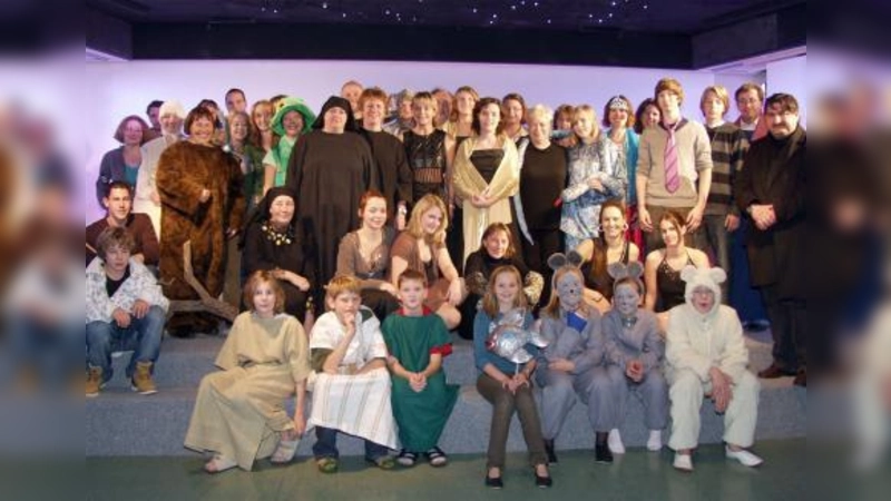 Gut vorbereitet und mit sehr viel Elan dabei sind junge und ältere Darstellerinnen und Darsteller beim Musical in St. Lukas, darunter auch Pfarrer Josef Konitzer als Noah (Zweiter von rechts). (Foto: Eva Schraft)