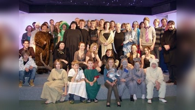 Gut vorbereitet und mit sehr viel Elan dabei sind junge und ältere Darstellerinnen und Darsteller beim Musical in St. Lukas, darunter auch Pfarrer Josef Konitzer als Noah (Zweiter von rechts). (Foto: Eva Schraft)