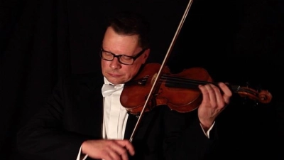 Winfried Grabe, der langjährige künstlerische Leiter des Ensembles, spielt als Solist. (Foto: Ensemble Haar)