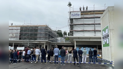 Der Richtspruch wurde oben auf dem Flachdach des Rohbaus gesprochen.  (Foto: Patrizia Steipe)