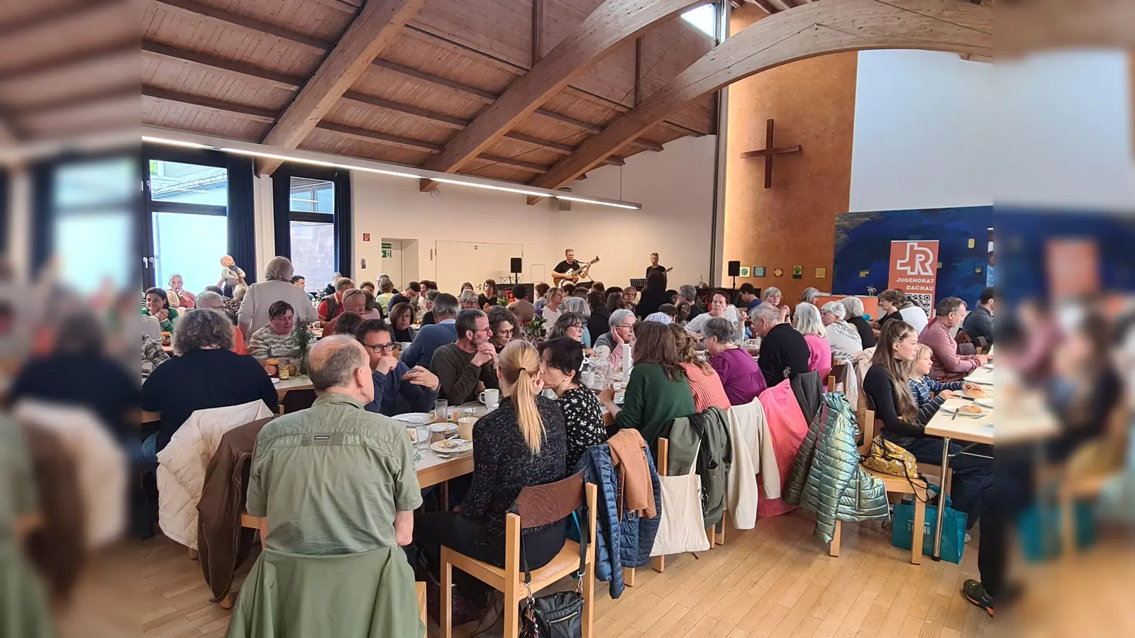 Wegen des Wetters fand das faire Frühstück im im Pfarrsaal von St. Jakob statt. (Foto: Stadt Dachau)