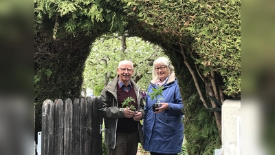 Freuen sich auf den Tag der offenen Gartentüre: Rainer Schäfers, 1. Vorsitzender Kreisverband München für Gartenkultur und Landespflege e.V. und Regina Tramm-Jula vom Gartenbauverein Unterhaching. (Foto: Heike Woschee)