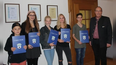 Moritz Franck, Theresa Ulbricht, Dorothee Ulbricht, Antonia Remling, Dominik Doll mit dem Ersten Bürgermeister Dr. Stefan Straßmair bei der Urkundenverleihung (v. l.).  (Foto: Gemeinde Hohenbrunn)