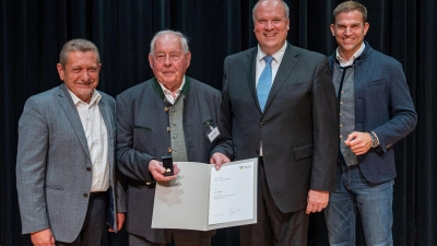Gratulierten herzlich Franz Pfluger (2.v.l.) zur Auszeichnung, Grasbrunns Bürgermeister Klaus Korneder, Landrat Christoph Göbel und MdL Maximilian Böltl.  (Foto: Andreas Wening)