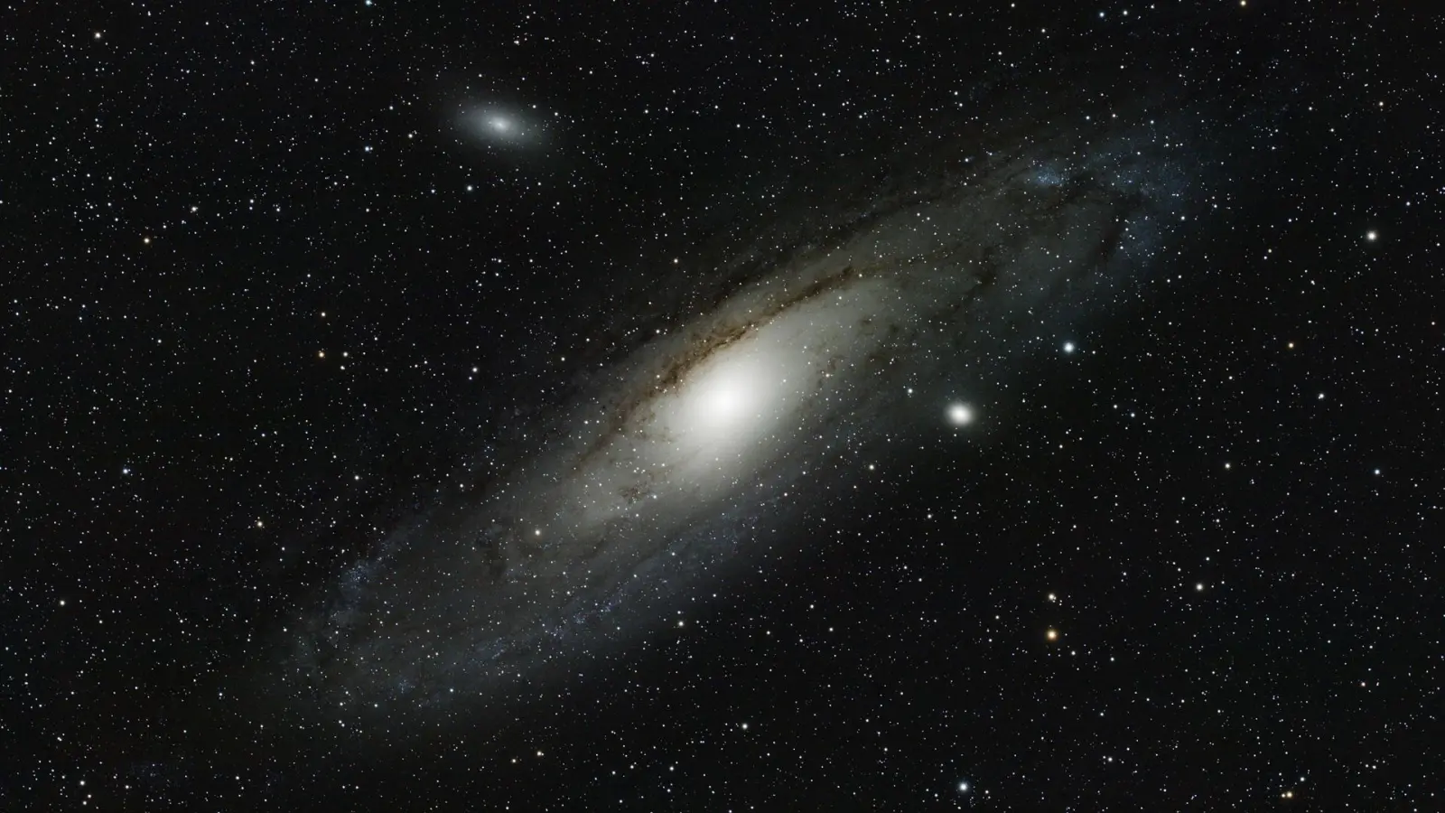 Der Andromedanebel, unsere große Nachbargalaxie, ist in klaren Herbstnächten schon mit bloßem Auge zu sehen. (Foto: T. Lindemann)