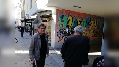 Wolfgang Ettlich bei den Filmarbeiten auf der Hohenzollernstraße. (Foto: VA)