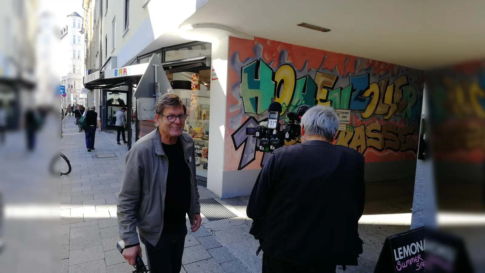 Wolfgang Ettlich bei den Filmarbeiten auf der Hohenzollernstraße. (Foto: VA)
